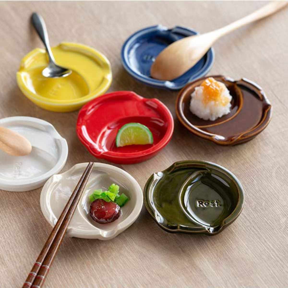 箸置き ファンレスト お箸&スプーン置き カジュアル ( 箸置 電子レンジ対応 食洗機対応 おしゃれ 陶器 日本製 カトラリーレスト 薬味皿 醤油皿 皿 プレート お皿 小皿 シンプル 豆皿 銘々皿 薬味 箸休め お漬物 お菓子 ) 【レッド】 レッド