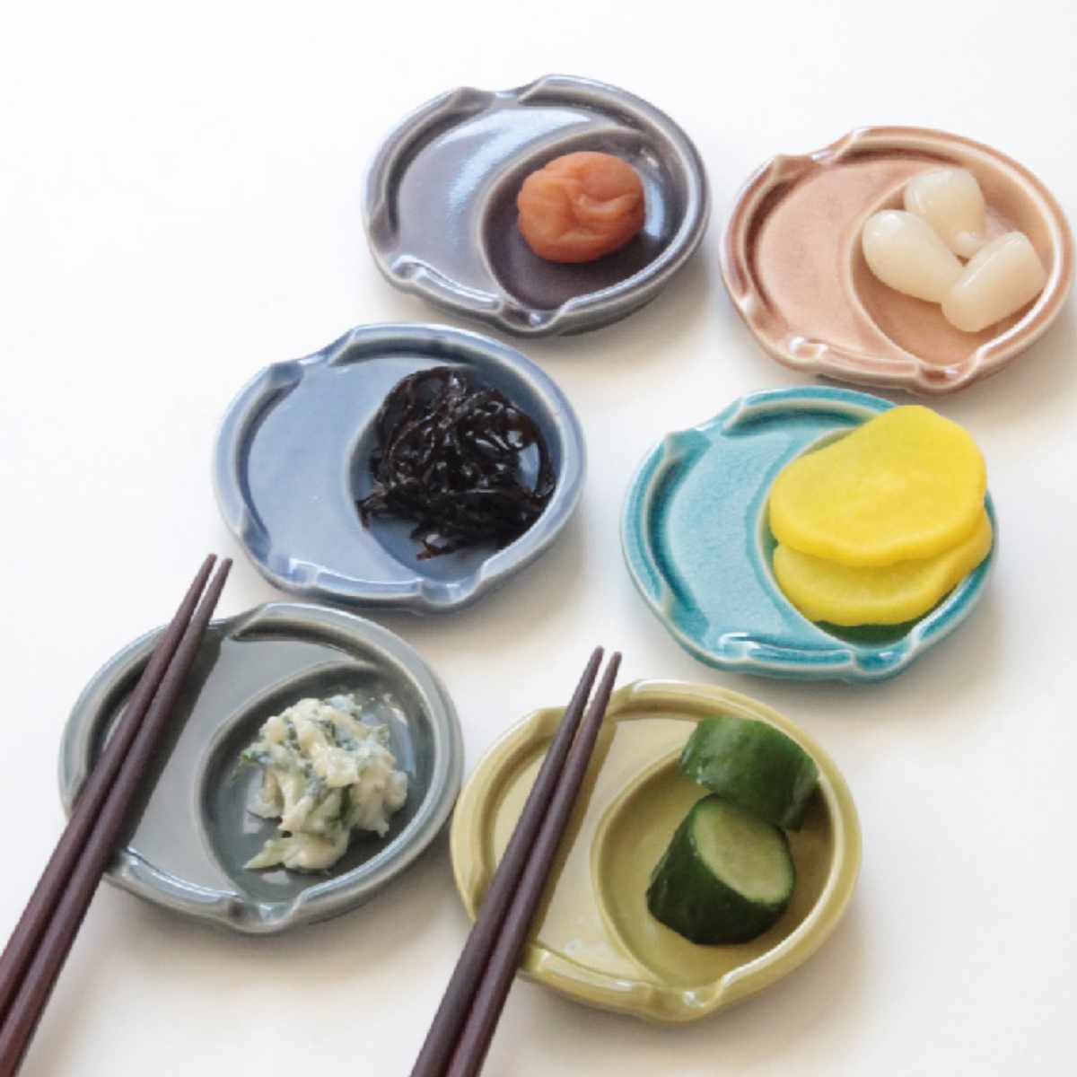 箸置き ファンレスト お箸&スプーン置き カジュアル ( 箸置 電子レンジ対応 食洗機対応 おしゃれ 陶器 日本製 カトラリーレスト 薬味皿 醤油皿 皿 プレート お皿 小皿 シンプル 豆皿 銘々皿 薬味 箸休め お漬物 お菓子 ) 【レッド】 レッド