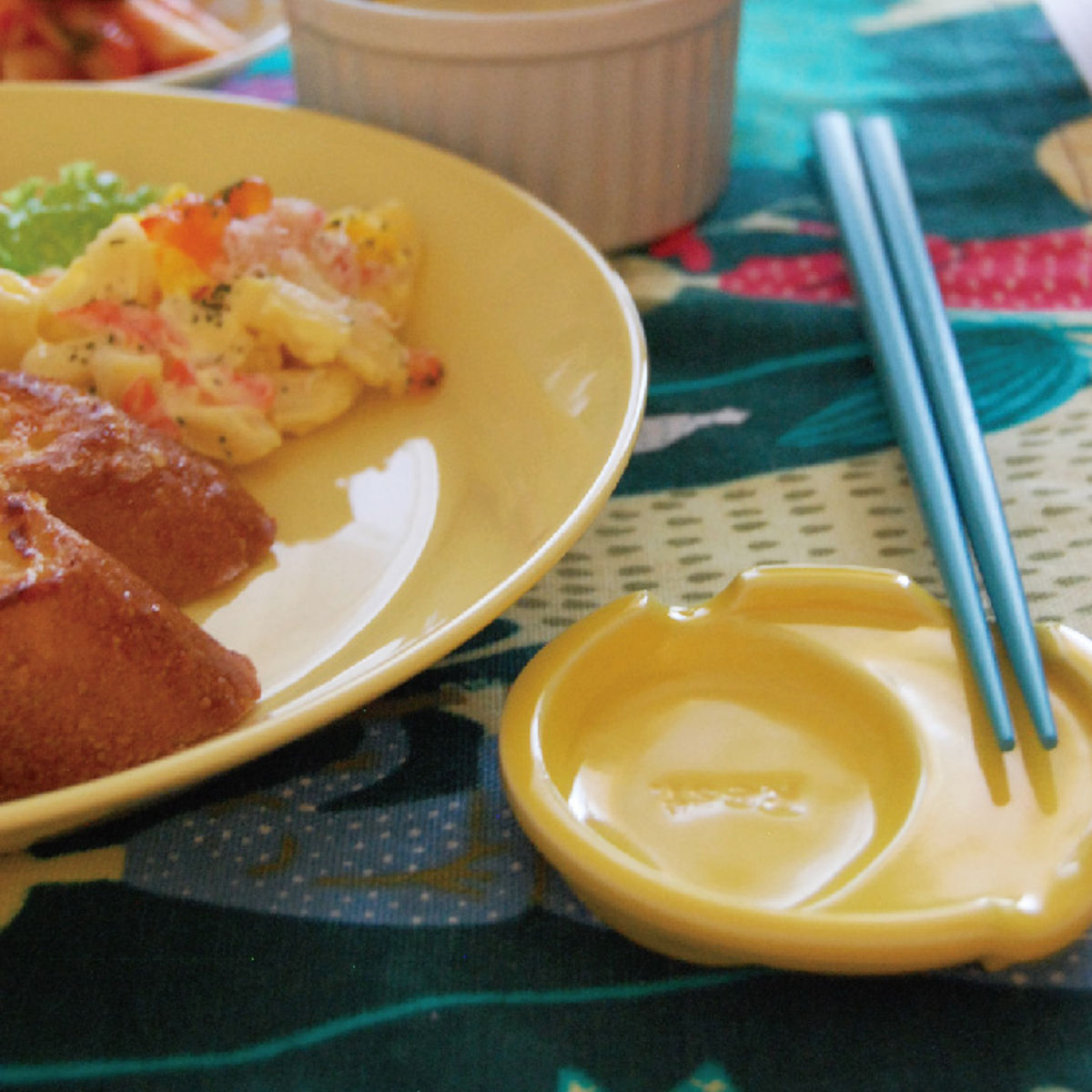 箸置き ファンレスト お箸&スプーン置き カジュアル ( 箸置 電子レンジ対応 食洗機対応 おしゃれ 陶器 日本製 カトラリーレスト 薬味皿 醤油皿 皿 プレート お皿 小皿 シンプル 豆皿 銘々皿 薬味 箸休め お漬物 お菓子 ) 【レッド】 レッド