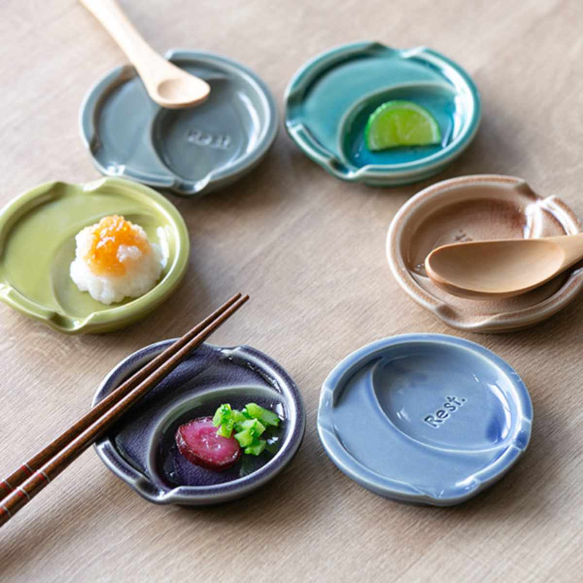 箸置き ファンレスト お箸&スプーン置き カジュアル ( 箸置 電子レンジ対応 食洗機対応 おしゃれ 陶器 日本製 カトラリーレスト 薬味皿 醤油皿 皿 プレート お皿 小皿 シンプル 豆皿 銘々皿 薬味 箸休め お漬物 お菓子 ) 【レッド】 レッド