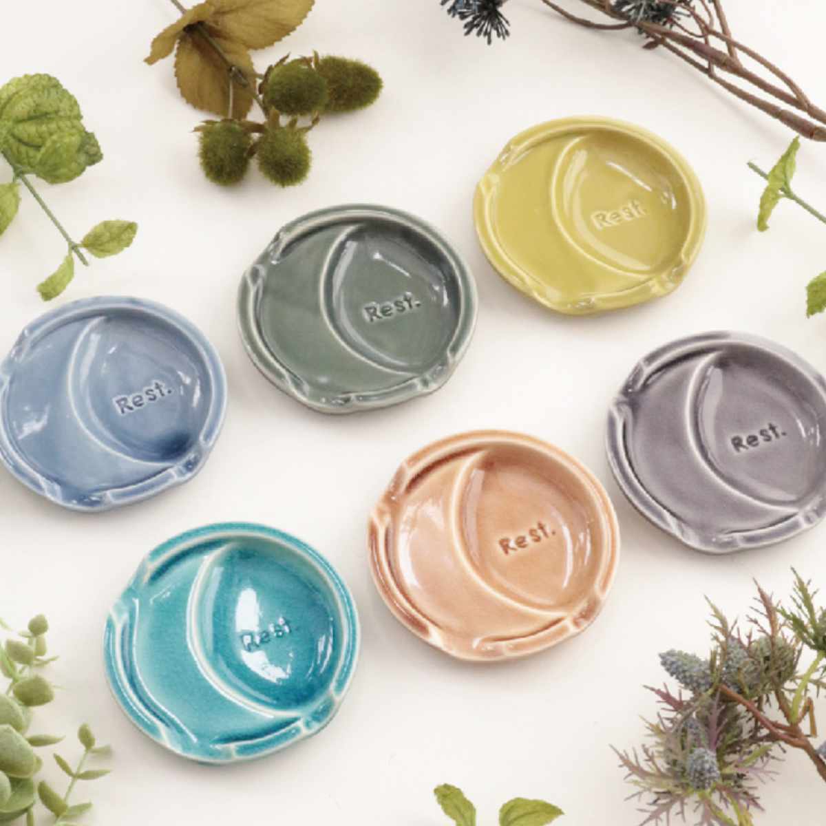 箸置き ファンレスト お箸&スプーン置き カジュアル ( 箸置 電子レンジ対応 食洗機対応 おしゃれ 陶器 日本製 カトラリーレスト 薬味皿 醤油皿 皿 プレート お皿 小皿 シンプル 豆皿 銘々皿 薬味 箸休め お漬物 お菓子 ) 【レッド】 レッド