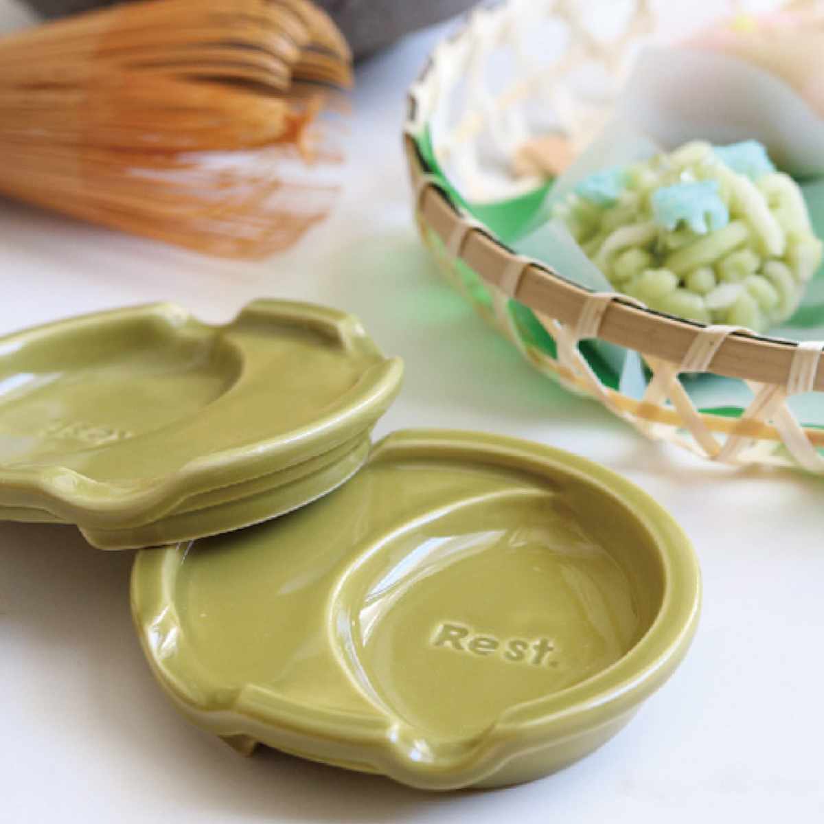 箸置き ファンレスト お箸&スプーン置き カジュアル ( 箸置 電子レンジ対応 食洗機対応 おしゃれ 陶器 日本製 カトラリーレスト 薬味皿 醤油皿 皿 プレート お皿 小皿 シンプル 豆皿 銘々皿 薬味 箸休め お漬物 お菓子 ) 【レッド】 レッド