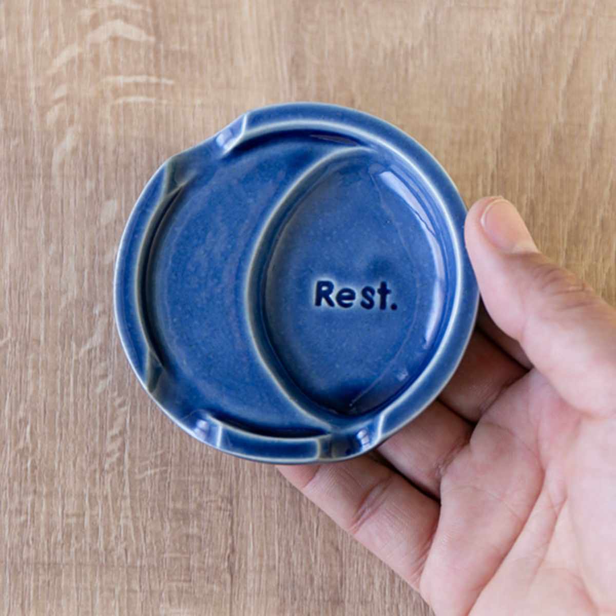 箸置き ファンレスト お箸&スプーン置き カジュアル ( 箸置 電子レンジ対応 食洗機対応 おしゃれ 陶器 日本製 カトラリーレスト 薬味皿 醤油皿 皿 プレート お皿 小皿 シンプル 豆皿 銘々皿 薬味 箸休め お漬物 お菓子 ) 【レッド】 レッド