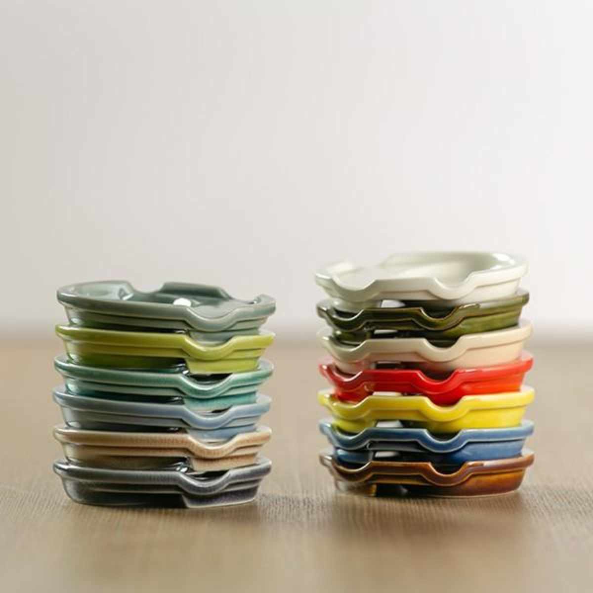 箸置き ファンレスト お箸&スプーン置き カジュアル ( 箸置 電子レンジ対応 食洗機対応 おしゃれ 陶器 日本製 カトラリーレスト 薬味皿 醤油皿 皿 プレート お皿 小皿 シンプル 豆皿 銘々皿 薬味 箸休め お漬物 お菓子 ) 【レッド】 レッド