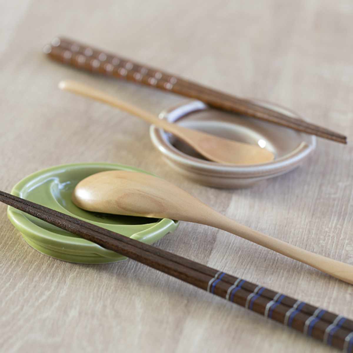 箸置き ファンレスト お箸&スプーン置き カジュアル ( 箸置 電子レンジ対応 食洗機対応 おしゃれ 陶器 日本製 カトラリーレスト 薬味皿 醤油皿 皿 プレート お皿 小皿 シンプル 豆皿 銘々皿 薬味 箸休め お漬物 お菓子 ) 【レッド】 レッド