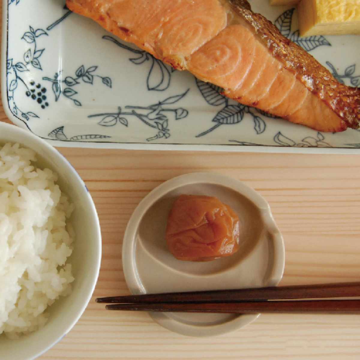 箸置き ファンレスト お箸&スプーン置き カジュアル ( 箸置 電子レンジ対応 食洗機対応 おしゃれ 陶器 日本製 カトラリーレスト 薬味皿 醤油皿 皿 プレート お皿 小皿 シンプル 豆皿 銘々皿 薬味 箸休め お漬物 お菓子 ) 【レッド】 レッド