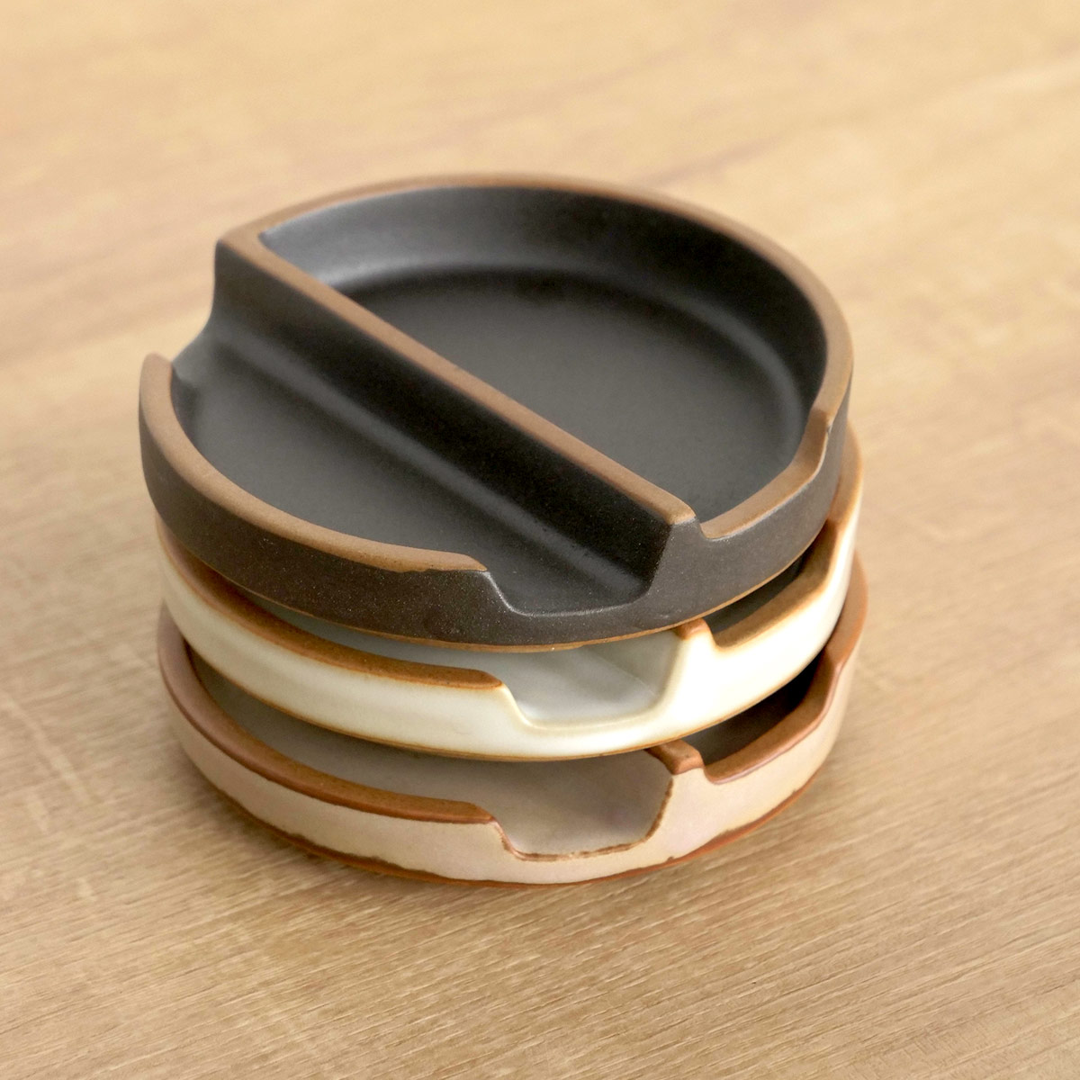 箸置き 小皿 ペトリー ( 食洗機対応 電子レンジ対応 箸置 箸おき はし置き はしおき 日本製 お皿 プレート カトラリーレスト 醤油 薬味 おつまみ 漬物 銘々皿 スタッキング おしゃれ シンプル ) 【ベージュ】 ベージュ