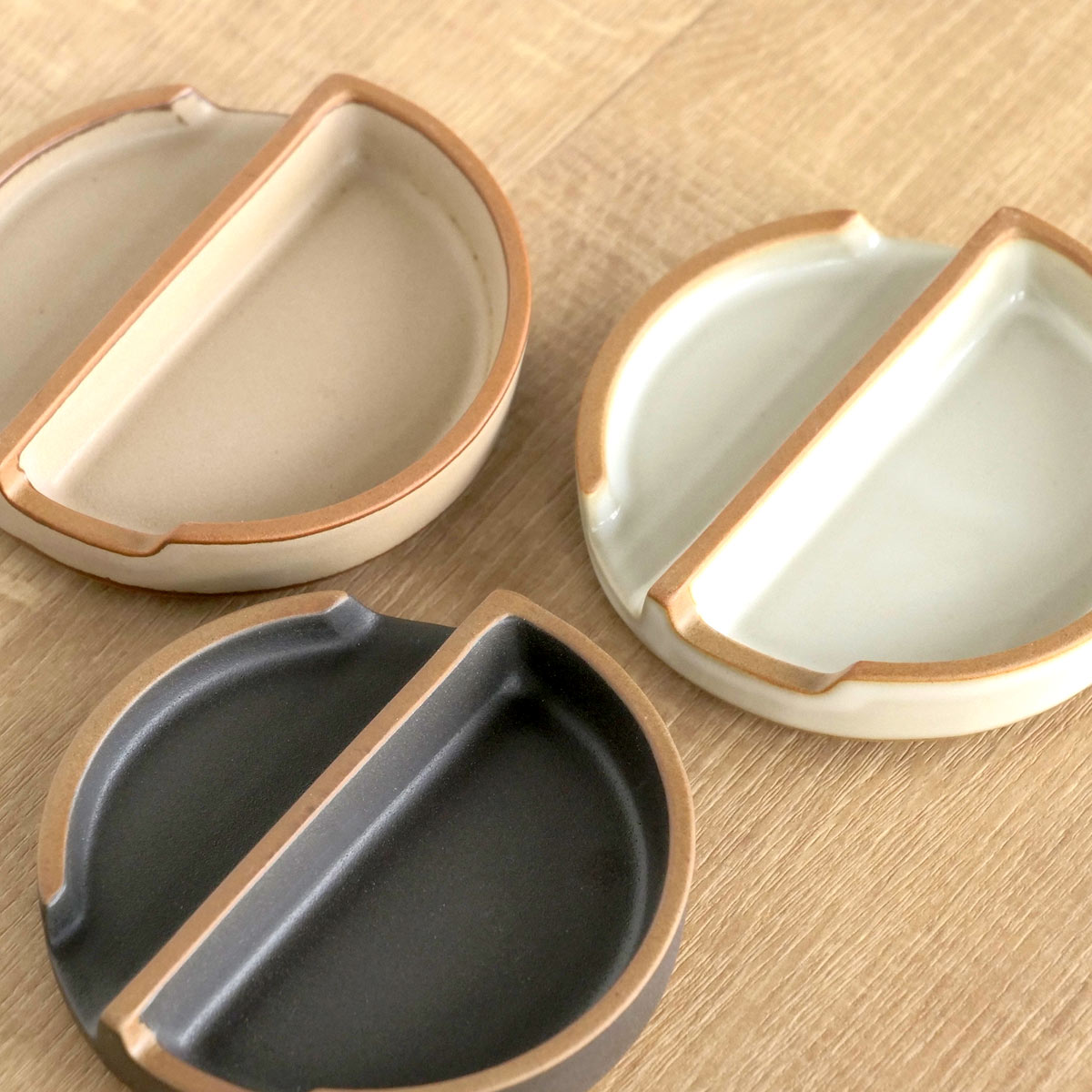 箸置き 小皿 ペトリー ( 食洗機対応 電子レンジ対応 箸置 箸おき はし置き はしおき 日本製 お皿 プレート カトラリーレスト 醤油 薬味 おつまみ 漬物 銘々皿 スタッキング おしゃれ シンプル ) 【ベージュ】 ベージュ