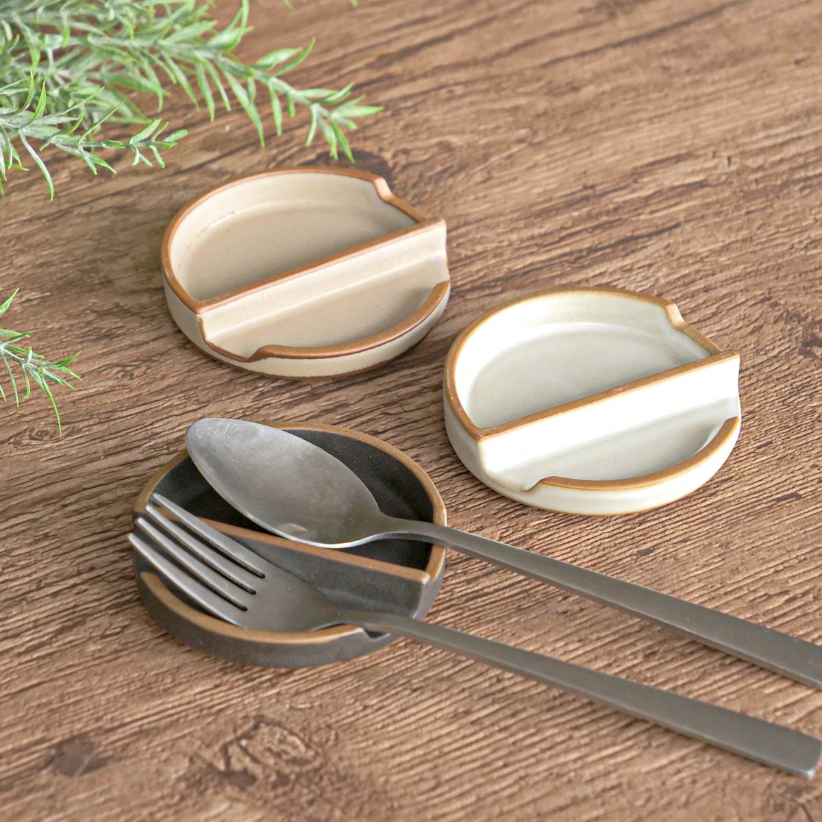 箸置き 小皿 ペトリー ( 食洗機対応 電子レンジ対応 箸置 箸おき はし置き はしおき 日本製 お皿 プレート カトラリーレスト 醤油 薬味 おつまみ 漬物 銘々皿 スタッキング おしゃれ シンプル ) 【ベージュ】 ベージュ