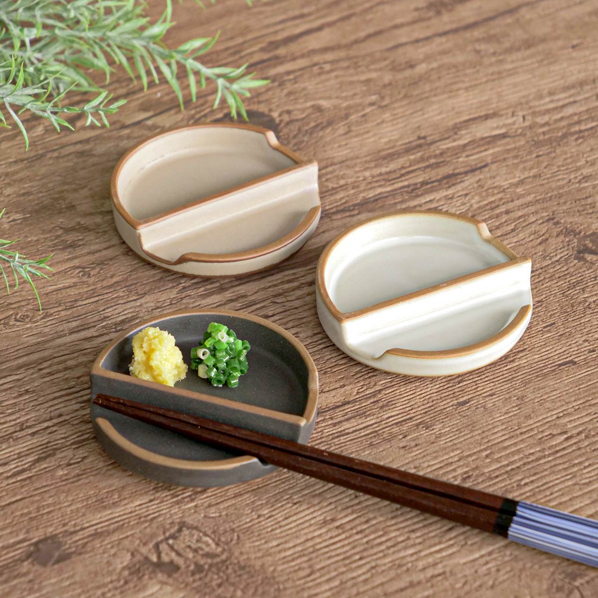 箸置き 小皿 ペトリー ( 食洗機対応 電子レンジ対応 箸置 箸おき はし置き はしおき 日本製 お皿 プレート カトラリーレスト 醤油 薬味 おつまみ 漬物 銘々皿 スタッキング おしゃれ シンプル ) 【ベージュ】 ベージュ
