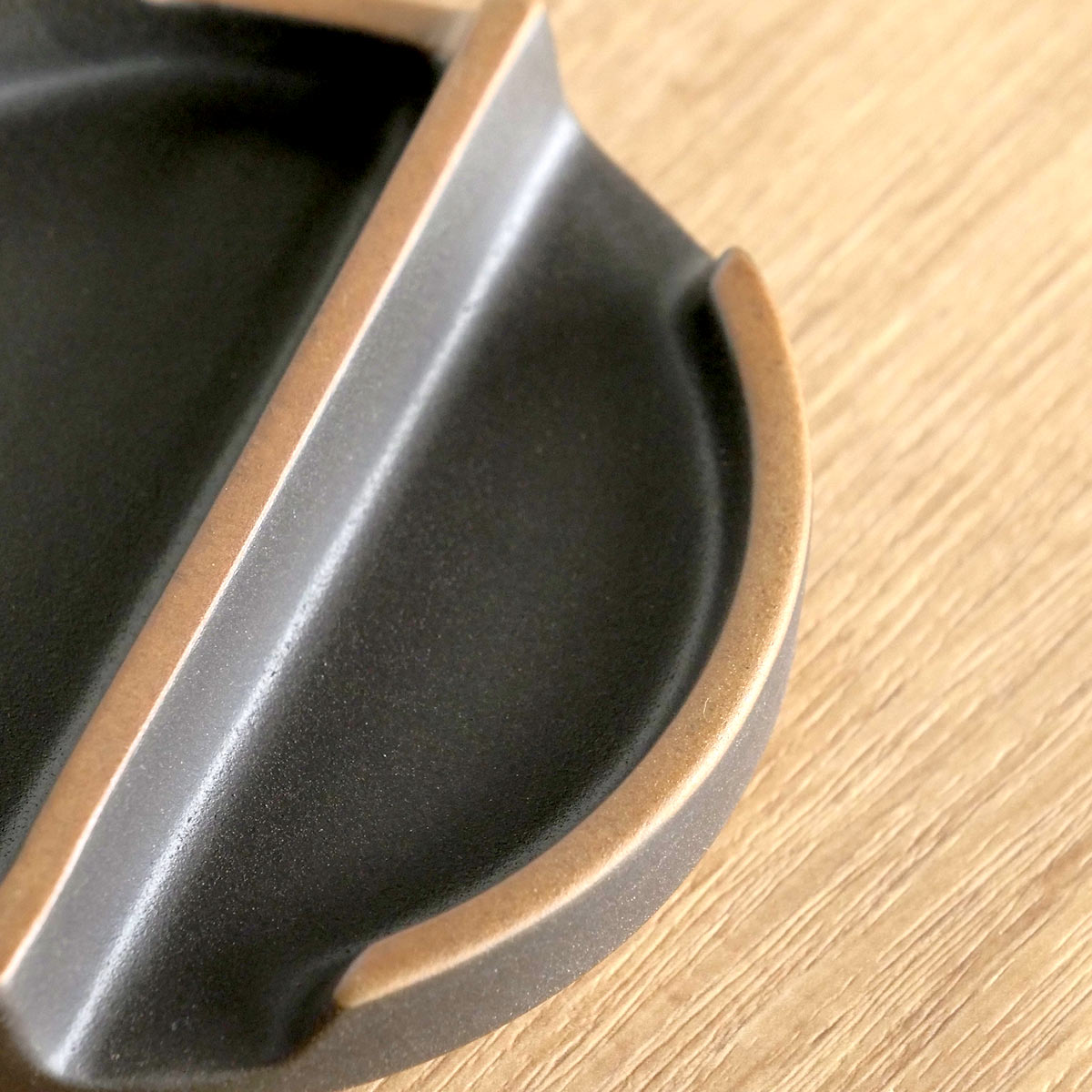 箸置き 小皿 ペトリー ( 食洗機対応 電子レンジ対応 箸置 箸おき はし置き はしおき 日本製 お皿 プレート カトラリーレスト 醤油 薬味 おつまみ 漬物 銘々皿 スタッキング おしゃれ シンプル ) 【ベージュ】 ベージュ