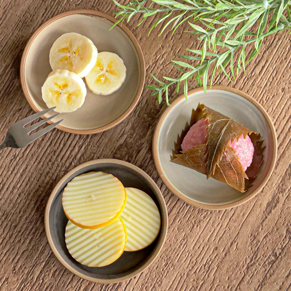 皿 ペトリー 小皿 ( 食洗機対応 電子レンジ対応 醤油皿 薬味皿 日本製 お皿 プレート 醤油 薬味 おつまみ おやつ 漬物 銘々皿 副菜 スタッキング おしゃれ シンプル ) 【ベージュ】 ベージュ