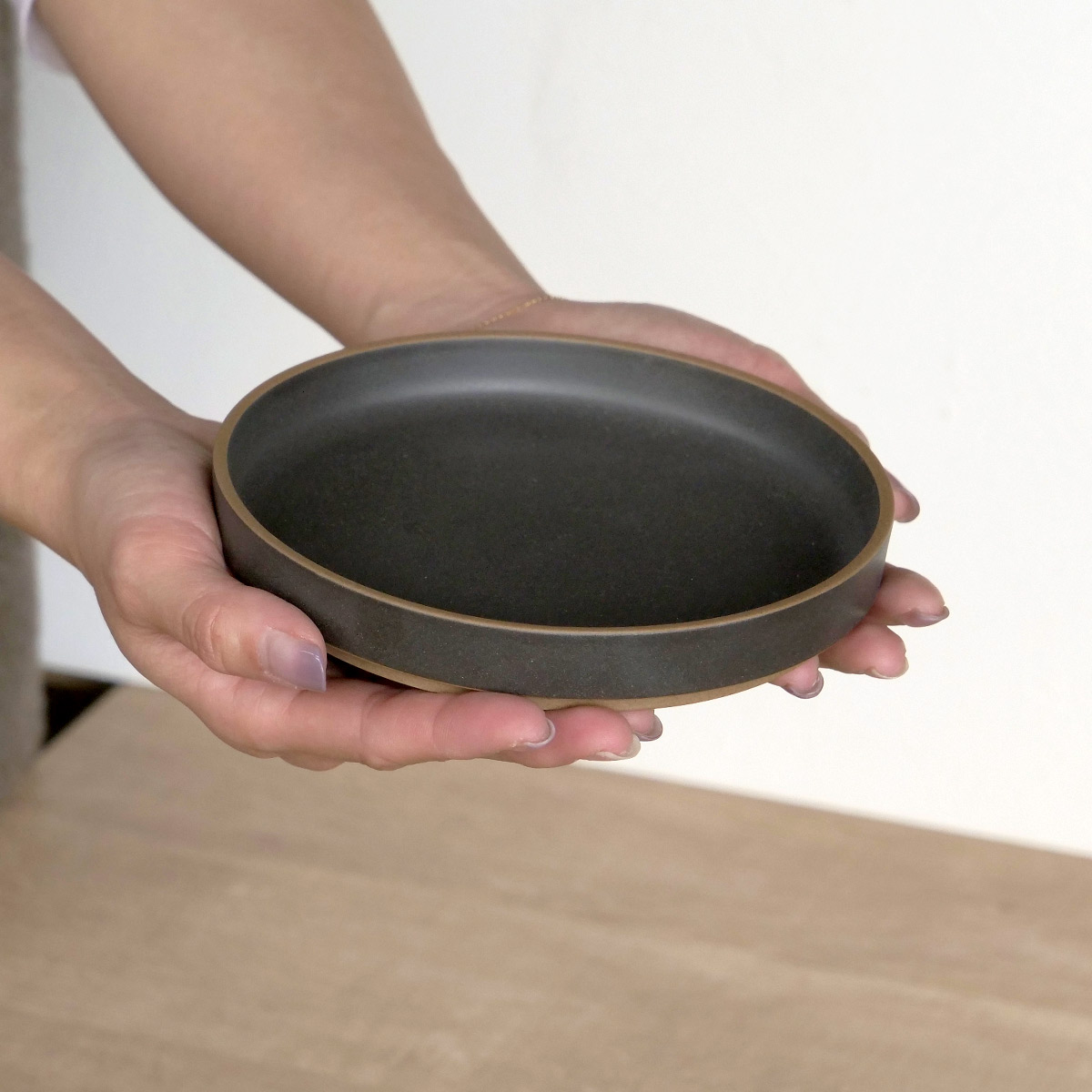 皿 ペトリー 中皿 ( 食洗機対応 電子レンジ対応 取り皿 日本製 お皿 プレート 丸 取皿 副菜 前菜 デザート ケーキ 朝食 おやつ 菓子皿 スタッキング おしゃれ シンプル ) 【ベージュ】 ベージュ