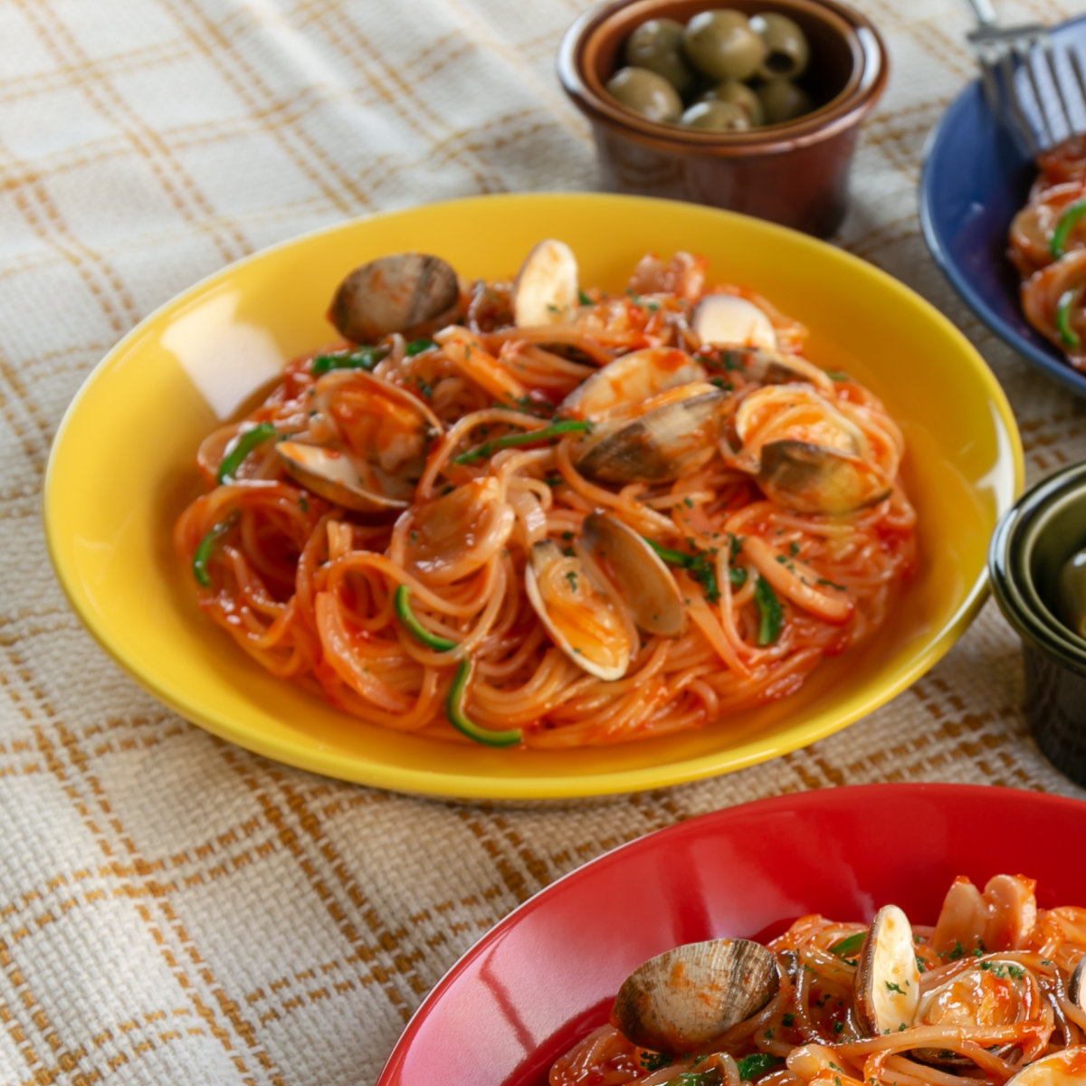 皿 ファンレスト 大皿 ( 電子レンジ対応 食洗機対応 陶器 磁器 日本製 お皿 プレート 22.5cm おしゃれ かわいい カレー皿 パスタ皿 カレー パスタ スタッキング 積み重ね ビビッドカラー ) 【イエロー】 イエロー