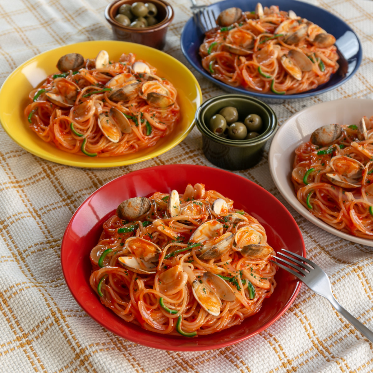 皿 ファンレスト 大皿 ( 電子レンジ対応 食洗機対応 陶器 磁器 日本製 お皿 プレート 22.5cm おしゃれ かわいい カレー皿 パスタ皿 カレー パスタ スタッキング 積み重ね ビビッドカラー ) 【イエロー】 イエロー