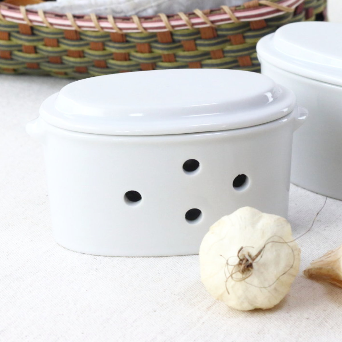 調味料入れ ガーリックポット 蓋で擦れるジンジャー・ガーリックポット ( にんにく入れ 保存容器 ニンニクホルダー おしゃれ 電子レンジ対応 食洗機対応 日本製 保存 にんにく 擦り金付き 瀬戸焼 陶器 磁器 陶磁器 キッチン用品 )