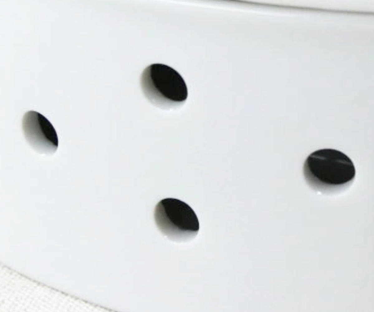 調味料入れ ガーリックポット 蓋で擦れるジンジャー・ガーリックポット ( にんにく入れ 保存容器 ニンニクホルダー おしゃれ 電子レンジ対応 食洗機対応 日本製 保存 にんにく 擦り金付き 瀬戸焼 陶器 磁器 陶磁器 キッチン用品 )