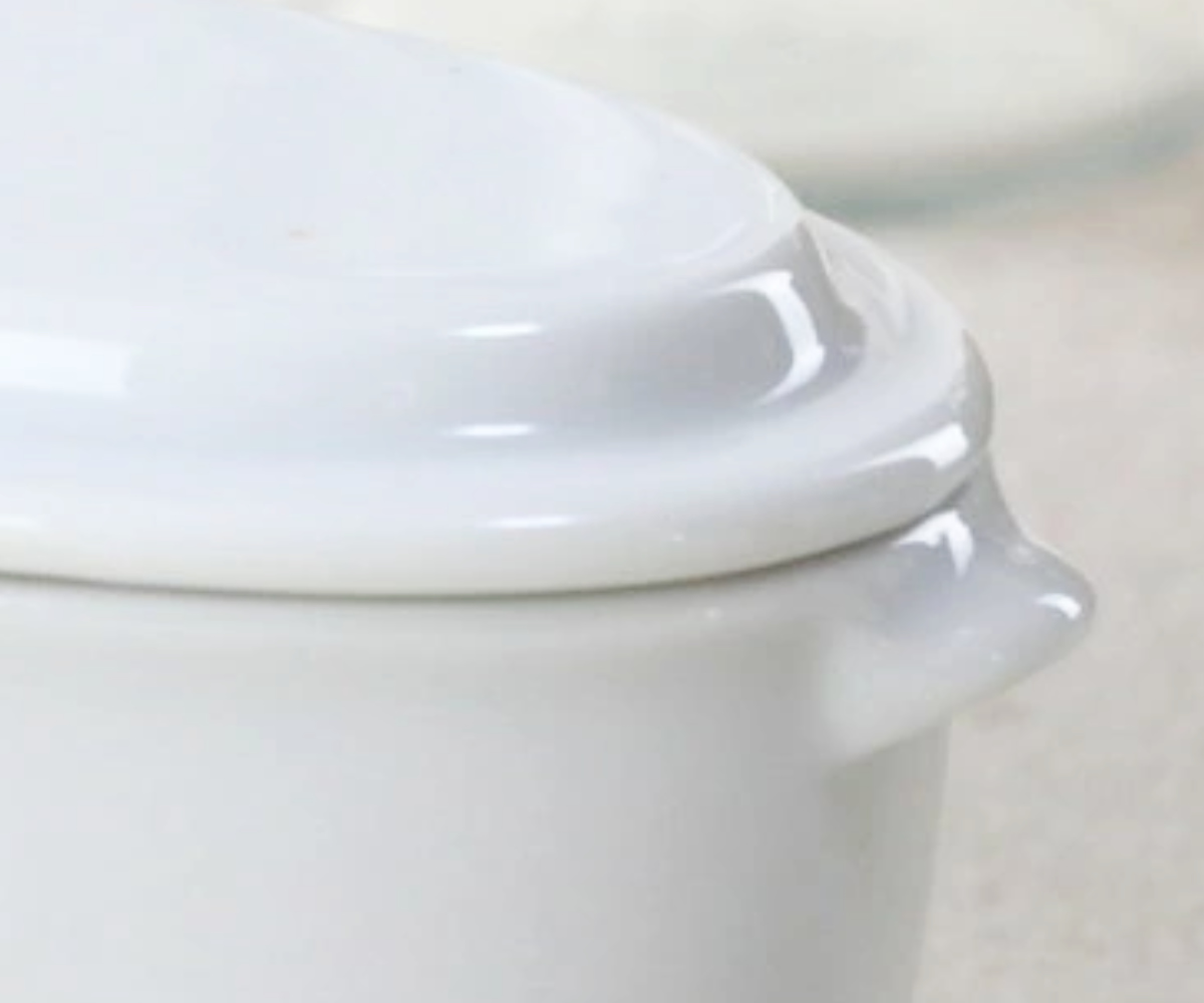 調味料入れ ガーリックポット 蓋で擦れるジンジャー・ガーリックポット ( にんにく入れ 保存容器 ニンニクホルダー おしゃれ 電子レンジ対応 食洗機対応 日本製 保存 にんにく 擦り金付き 瀬戸焼 陶器 磁器 陶磁器 キッチン用品 )