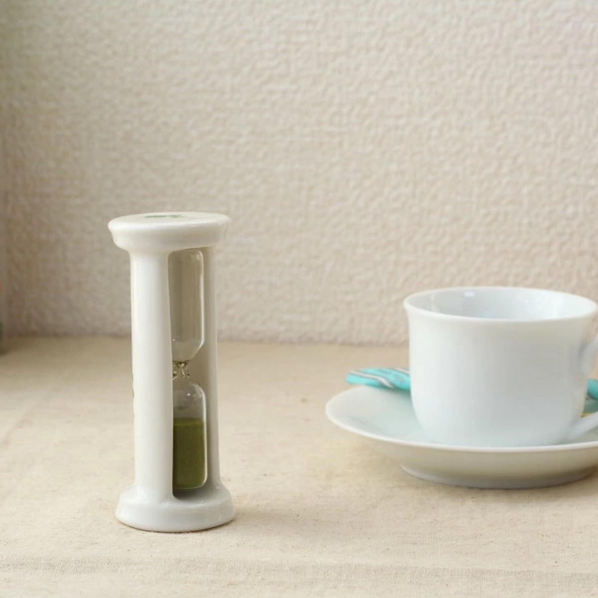 砂時計 陶器製のかわいい三分砂時計 瀬戸焼 ( 陶器製 3分 タイマー おしゃれ かわいい 陶器 日本製 オブジェ インテリア サンドタイマー 砂 アート 休憩 カフェ インテリア オブジェ インテリア雑貨 置物 蒸らし時間 オシャレ 雑貨 ) 【カモミール】 カモミール