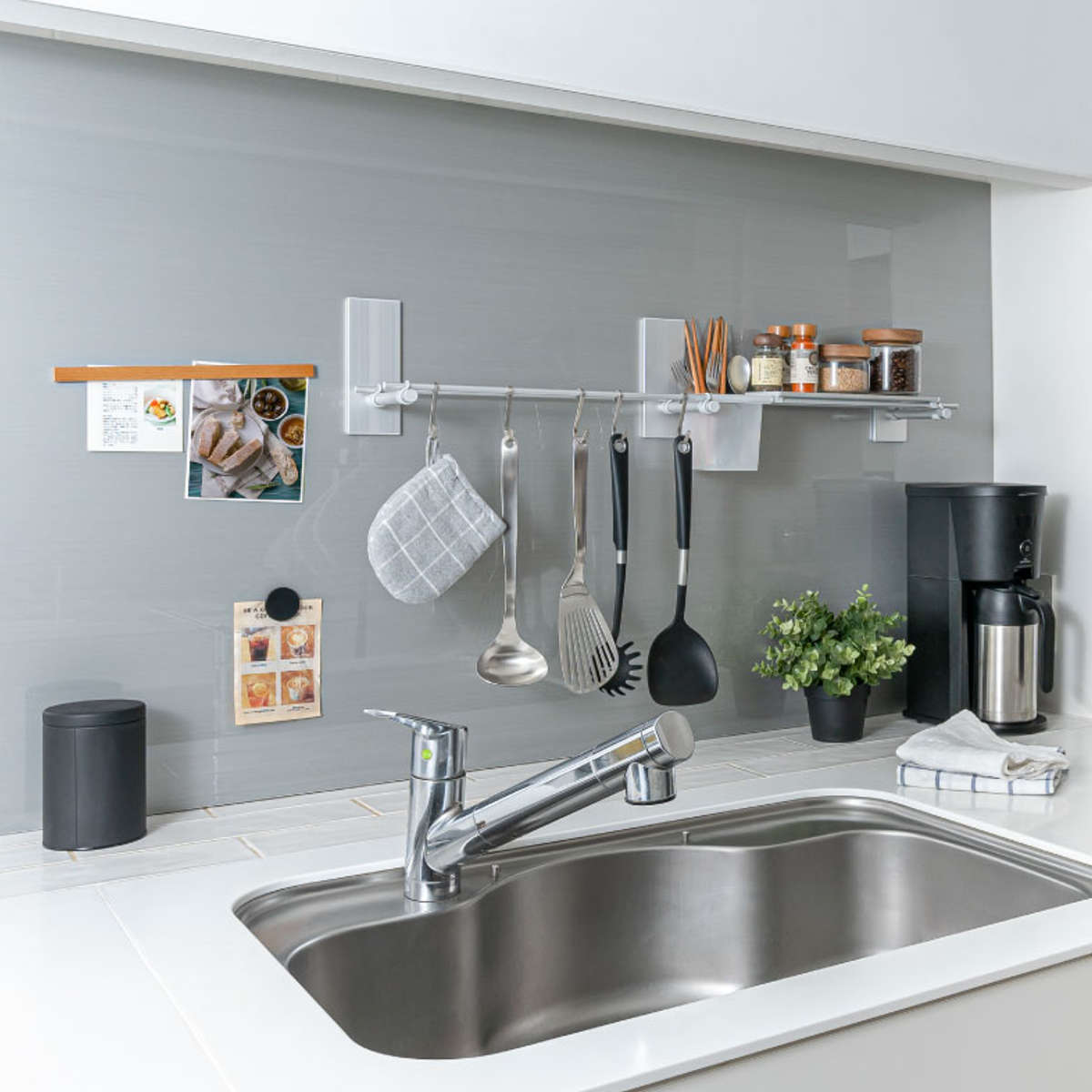 キッチンペーパーホルダー マグネット マグシャーレ ペーパーホルダー マグネット収納 シルバー ( キッチンペーパーハンガー ペーパータオル 磁石 壁面収納 横型 冷蔵庫横収納 クッキングペーパーホルダー キッチン収納 壁掛け )