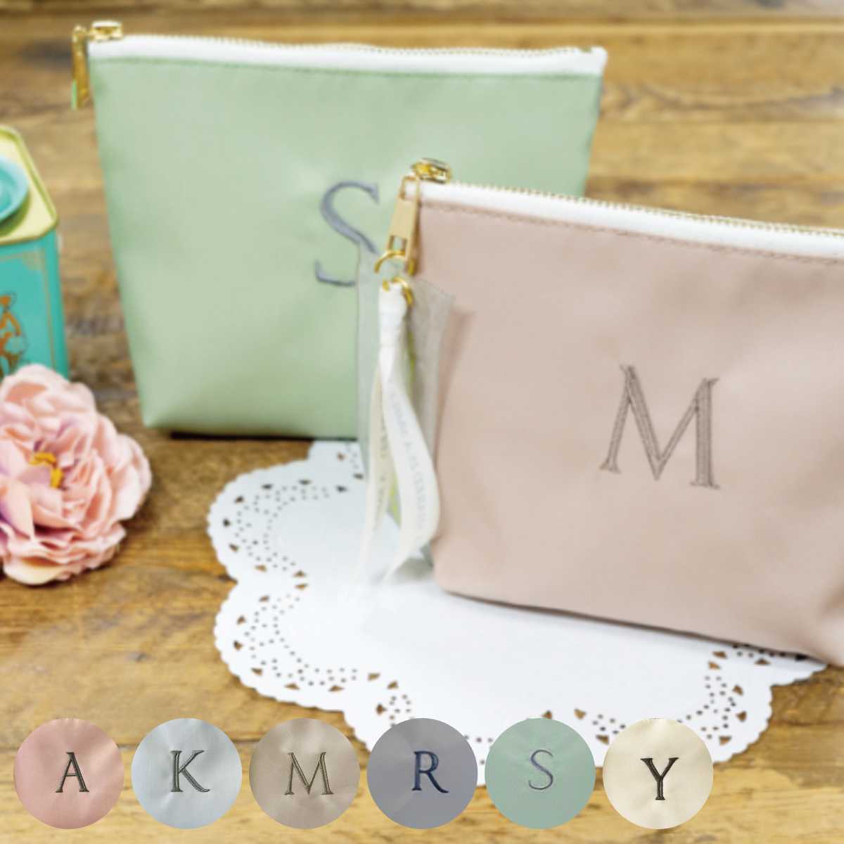 ポーチ イニシャル A K M R S Y 刺繍 キルティング （ コスメ メイク 小物入れ 化粧ポーチ マチあり リボン チャーム トラベルポーチ ミニポーチ 化粧品入れ 旅行 ミニバッグ 小物ケース ） 【A】