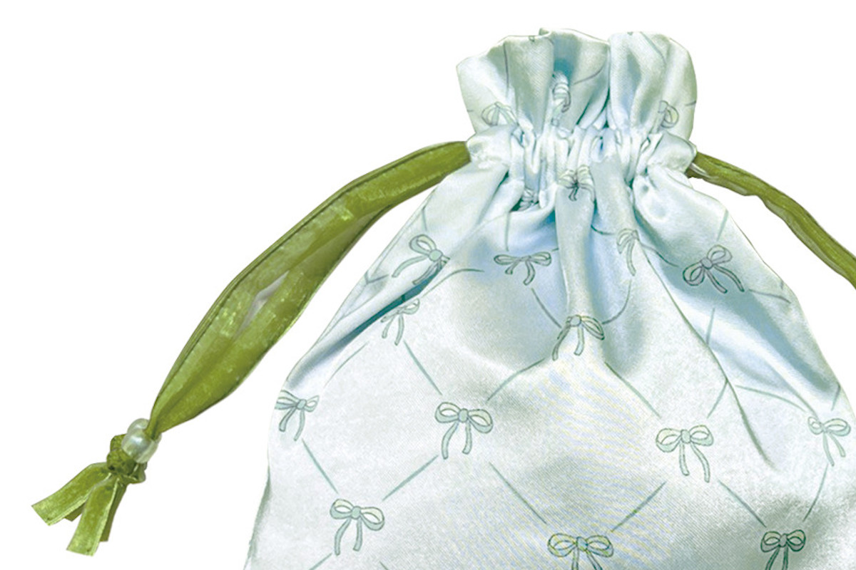 巾着 リボン サテン 巾着ポーチ ( 巾着袋 小物入れ 持ち運び 収納ポーチ メイクポーチ 手提げ 旅行 バッグインバッグ 巾着バッグ 小物収納 ハンドバッグ プレゼント おしゃれ 大人 かわいい 雑貨 ) 【ブルー】 ブルー