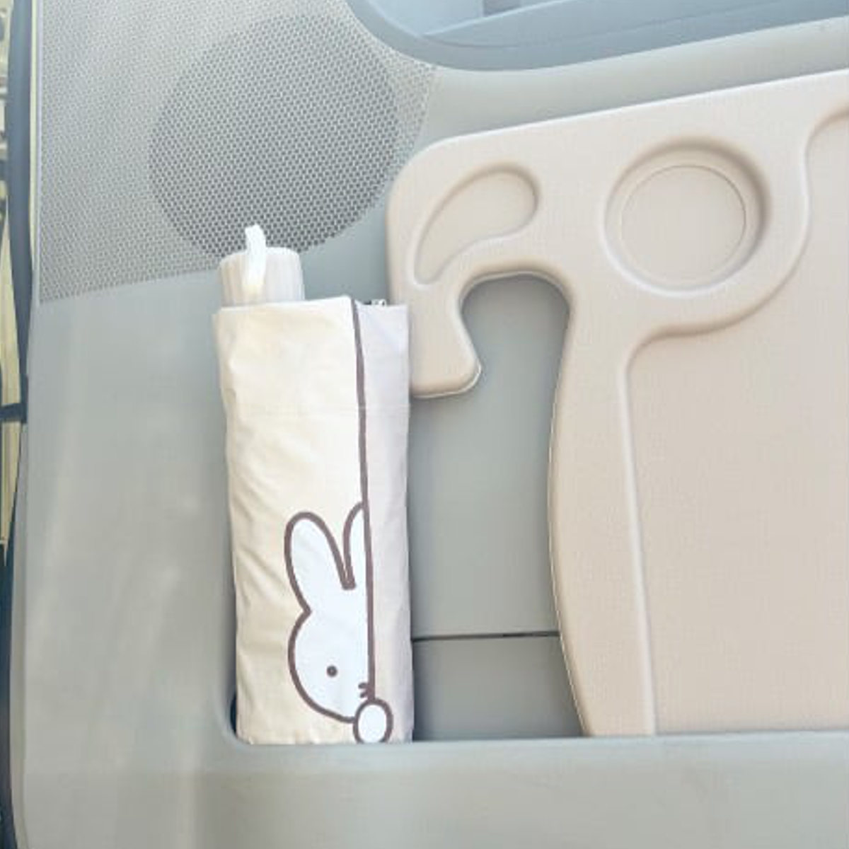 カーサンシェード ミッフィー 傘サンシェード 折りたたみ傘タイプ ( miffy サンシェード 傘 車 フロント キャラクター かわいい カー用品 日よけ サンシェイド 自動車 傘型 吸盤不要 劣化軽減 日除け 車用品 コンパクト 収納袋付き ) 【ミッフィーフェイス】 ミッフィーフェイス