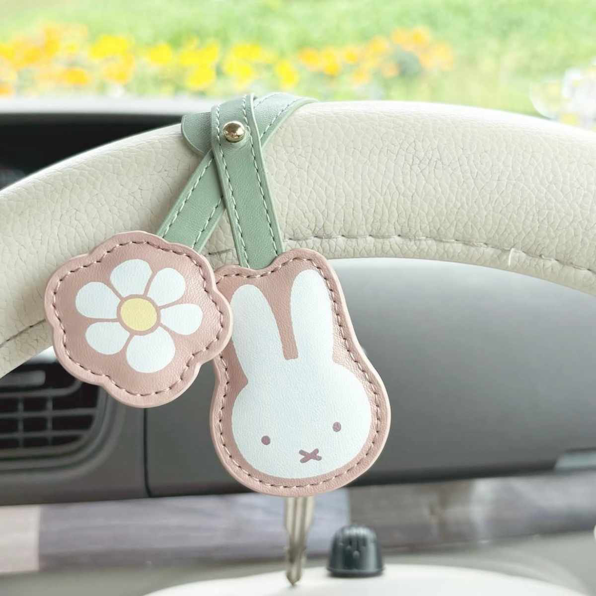 スマート キーホルダー ミッフィー フラワー 花 ( miffy キーリング スマートキー ホルダー 鍵 紛失防止 バッグチャーム 車 カギ キー 持ち運び 収納 ストラップ 便利 キャラクター かわいい カー用品 車用品 )