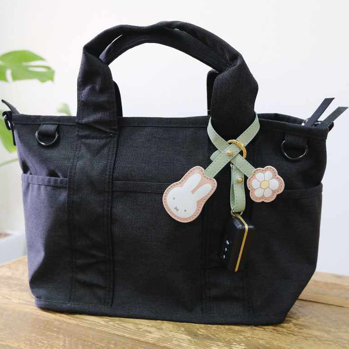 スマート キーホルダー ミッフィー フラワー 花 ( miffy キーリング スマートキー ホルダー 鍵 紛失防止 バッグチャーム 車 カギ キー 持ち運び 収納 ストラップ 便利 キャラクター かわいい カー用品 車用品 )