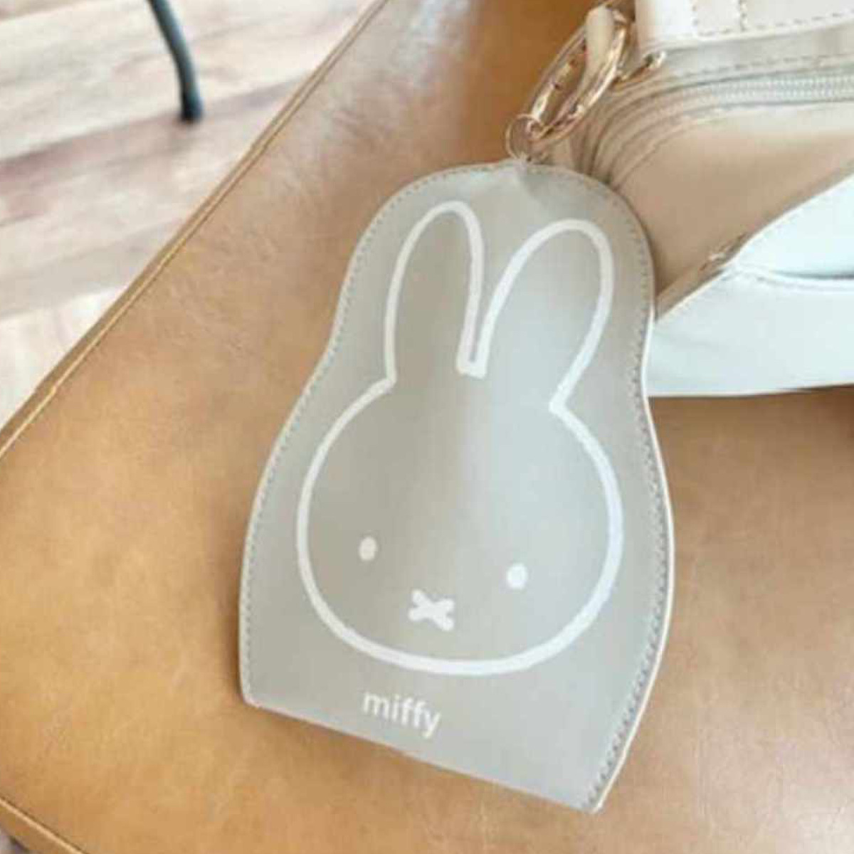 スマートキークロッシュ ミッフィー キーホルダー 小物収納 ( miffy ポーチ リール付き 伸びる スマートキー キーリング ホルダー 鍵 紛失防止 収納 車 カギ キー 持ち運び バッグチャーム ストラップ かわいい 通勤 通学 ) 【ホワイト】 ホワイト