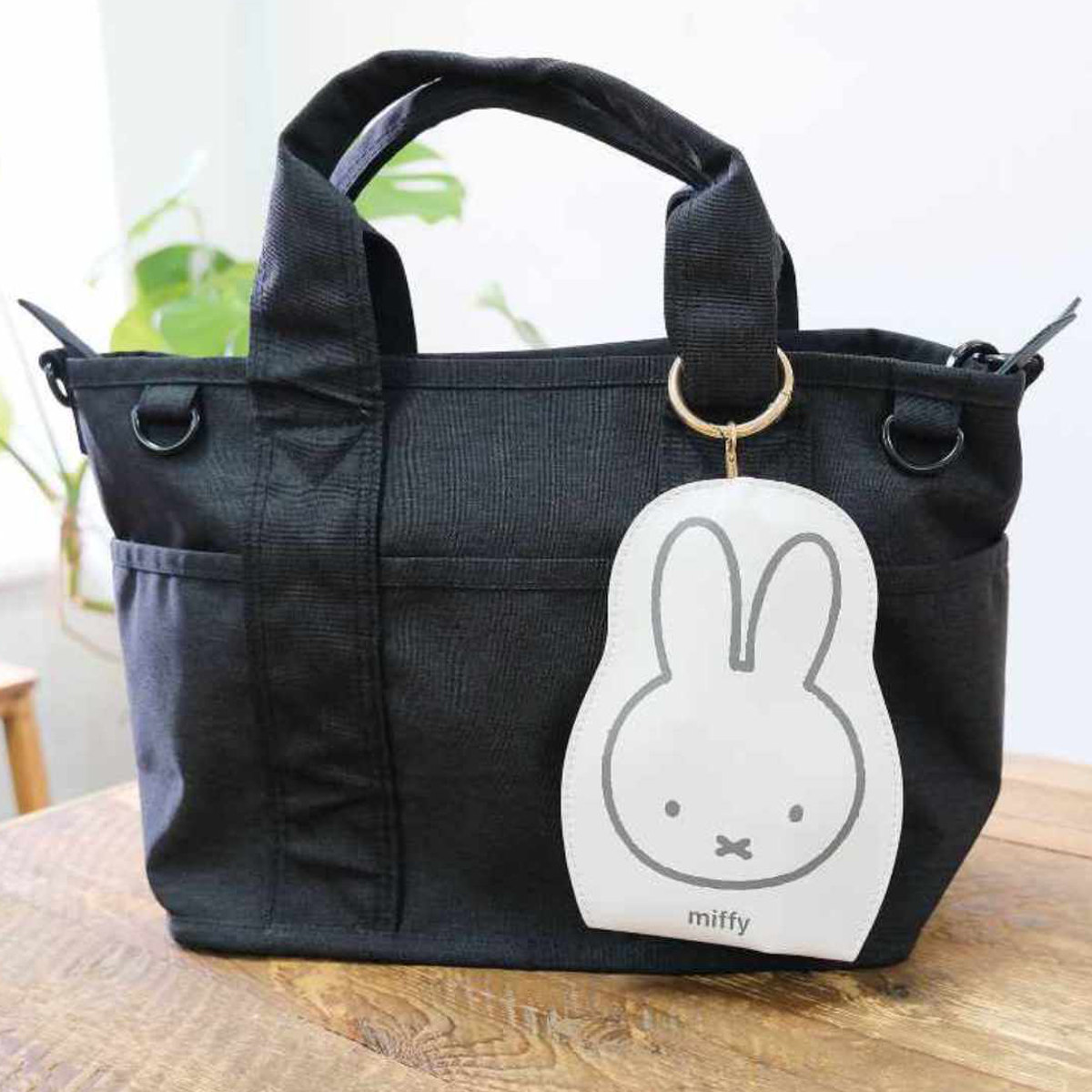 スマートキークロッシュ ミッフィー キーホルダー 小物収納 ( miffy ポーチ リール付き 伸びる スマートキー キーリング ホルダー 鍵 紛失防止 収納 車 カギ キー 持ち運び バッグチャーム ストラップ かわいい 通勤 通学 ) 【ホワイト】 ホワイト
