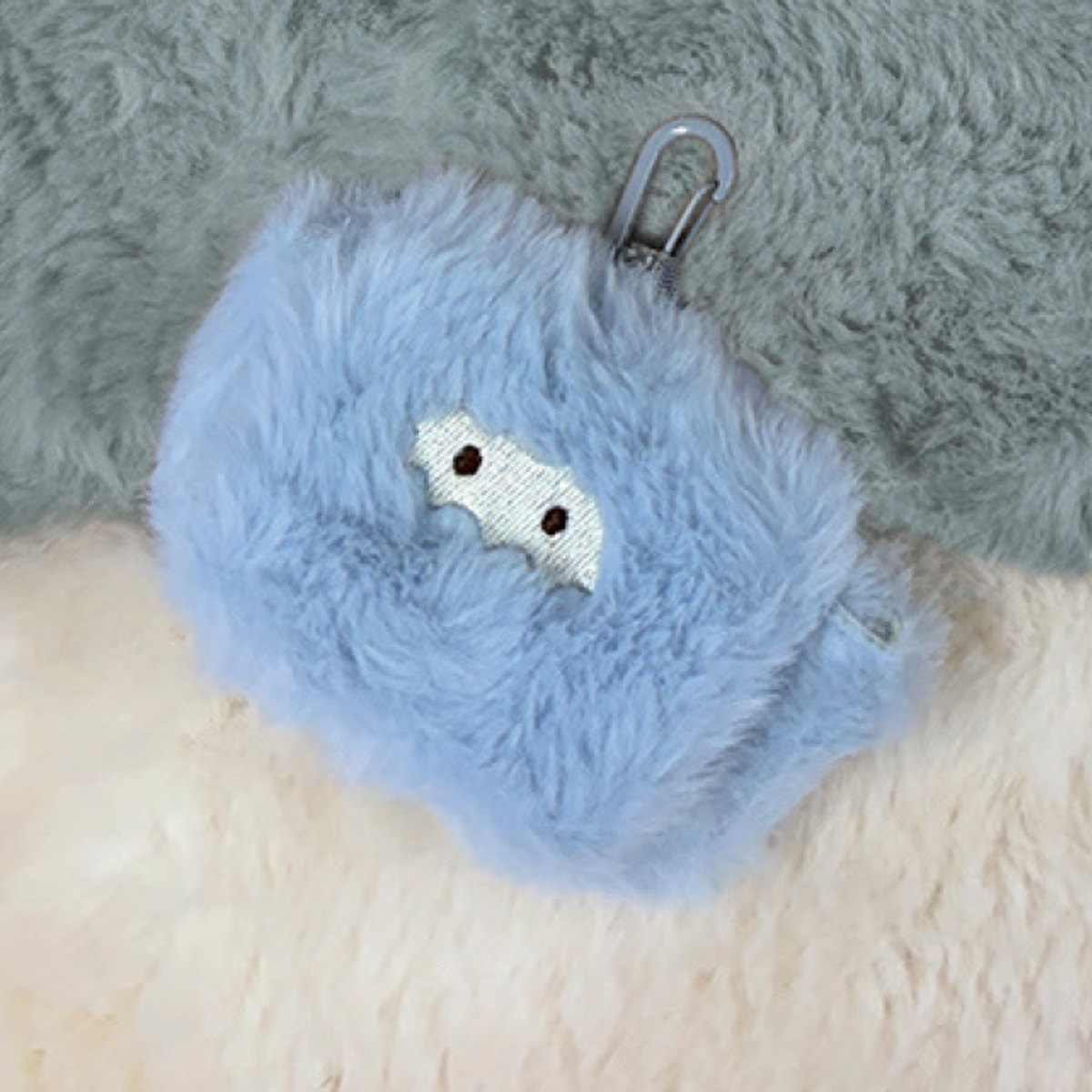 イヤフォンポーチ ファー ふわふわ ダンシング イエティ 充電穴付き ( イヤホンポーチ かわいい カラビナ付き UMA 可愛い 癒し イヤホン ポーチ ケース イヤホン入れ 持ち歩き 通勤 通学 バッグ リュック プレゼント )