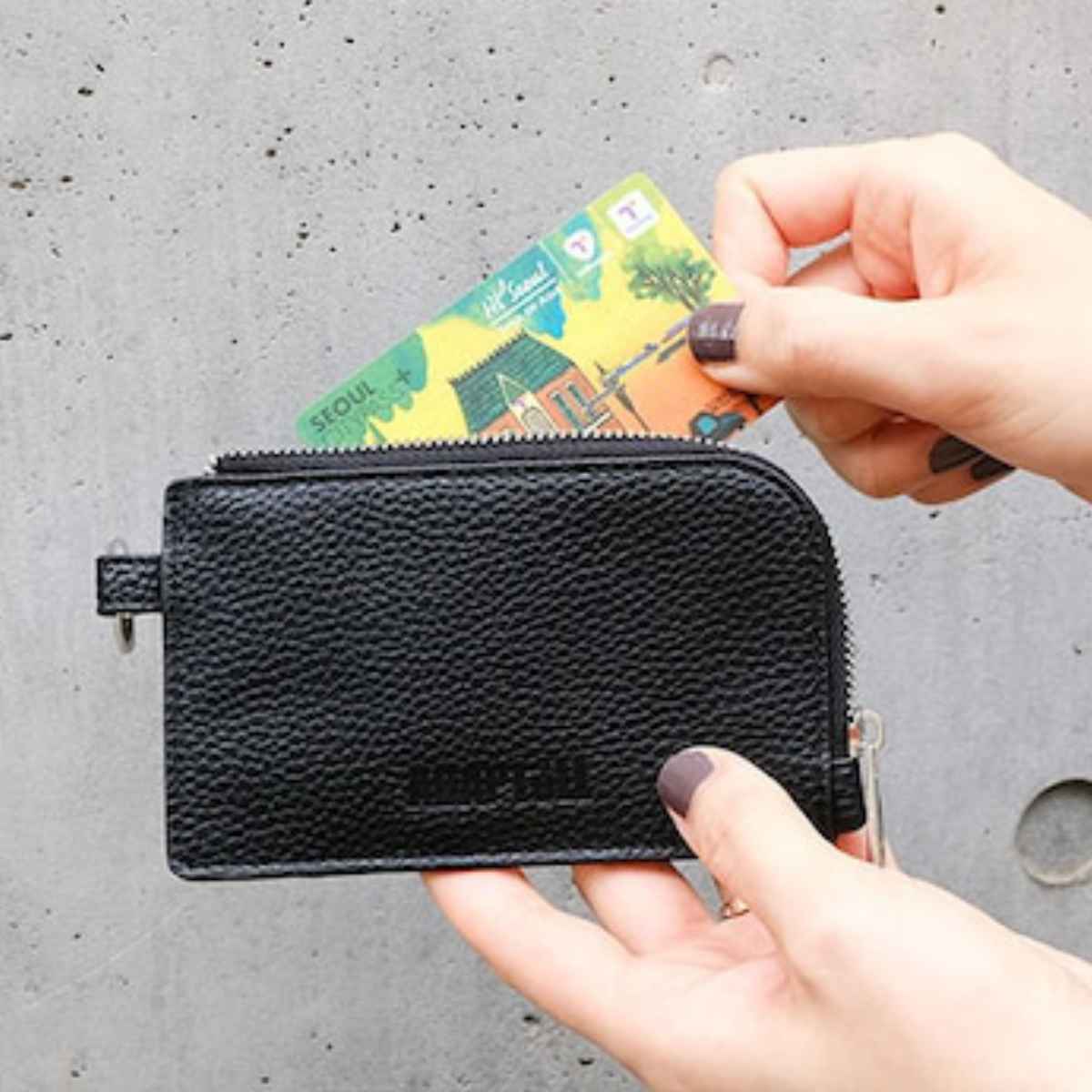 ケース フラグメントケース コイン入れ カラビナ付き ( コインケース ミニ財布 パスケース レザー調 薄い キャッシュレス カード収納 ファスナー お財布 小銭入れ カード 定期券 レディース メンズ 通勤 通学 持ち運び ) 【ブラック】 ブラック