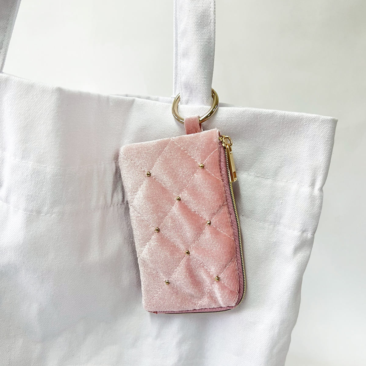 小物 収納 ベロア素材 カラビナ付き コンパクト ポーチ ( ミニポーチ 小物入れ イヤホンポーチ イヤホン入れ 持ち歩き イヤホン リップ 通勤 通学 コスメポーチ キーホルダー 薄い スリム ケース ベロア かわいい 雑貨 プレゼント ) 【グレー】 グレー