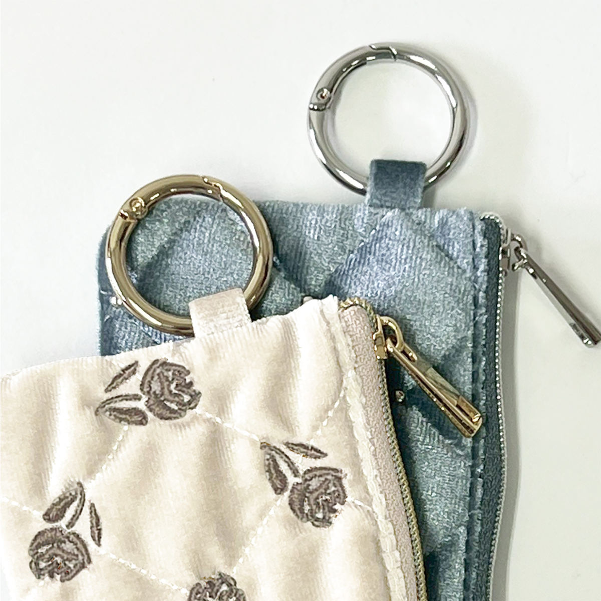 小物 収納 ベロア素材 カラビナ付き コンパクト ポーチ ( ミニポーチ 小物入れ イヤホンポーチ イヤホン入れ 持ち歩き イヤホン リップ 通勤 通学 コスメポーチ キーホルダー 薄い スリム ケース ベロア かわいい 雑貨 プレゼント ) 【グレー】 グレー