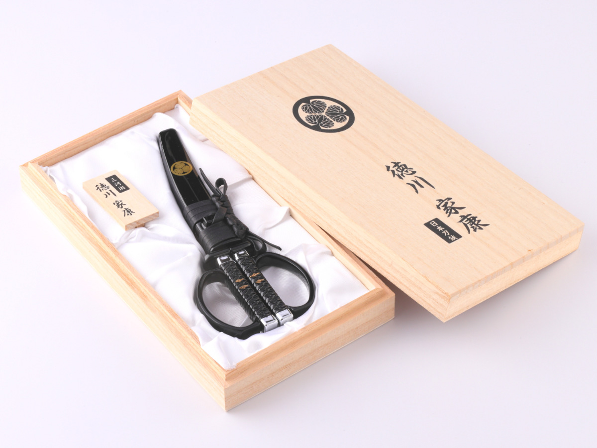ハサミ 日本刀 はさみ 徳川家康 モデル 越前塗り ( 桐箱入り 鋏 ケース付き 刀 武将 侍 文具 文房具 ステンレス刃 関の刃物 漆 日本製 ステーショナリー 事務 作業 工作 DIY 雑貨 プレゼント お土産 ミニチュア オブジェ 置物 )