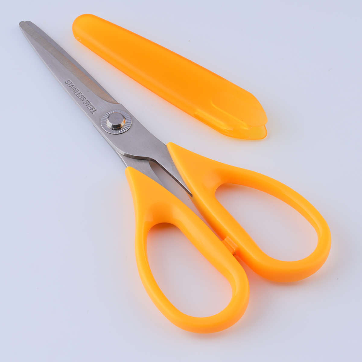 ハサミ キャップ付き 先丸 はさみ 幼児 学童 （ 関の刃物 41g 軽量 安全 持ち運び ステンレス刃 切る 図工 工作 紙 鋏 文具 文房具 ステーショナリー 小学生 学校 家庭 自宅 教育 キッズ 子ども ）