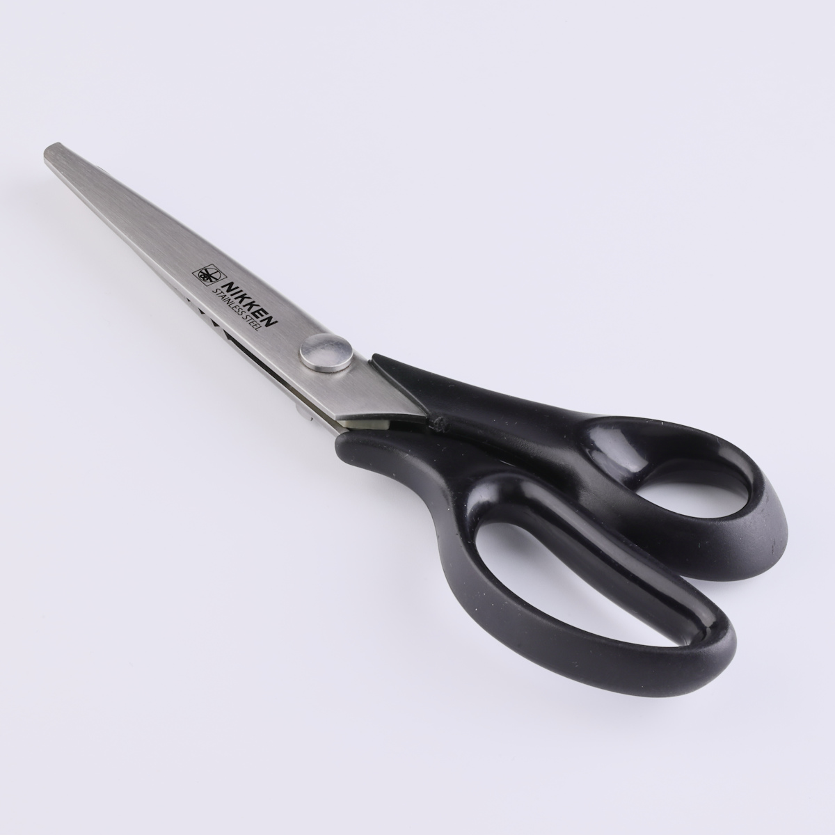 ハサミ ピンキング はさみ 215mm ほつれ リボン （ 波型 クラフトハサミ 関の刃物 ステンレス刃 切る 布 紙 裁縫 工作 ほつれ止め 三角 ギザギザ ジグザグ 手芸用品 ハンドメイド用品 作業 DIY ラッピング 道具 ）