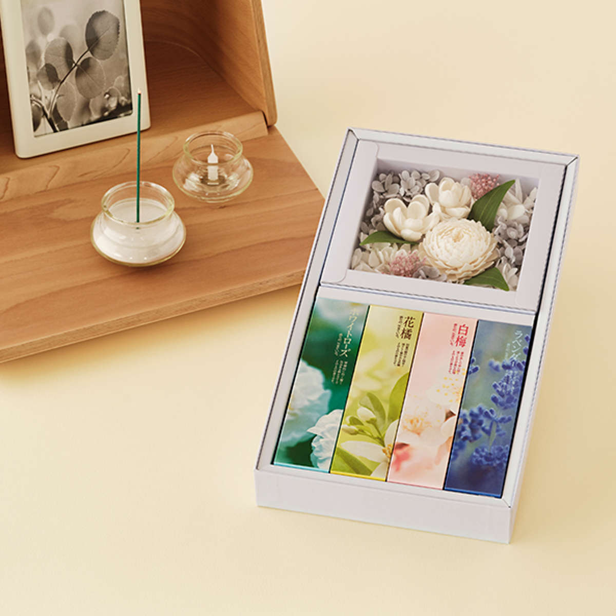 線香 セット かたりべ 飾れる フラワーボックス ギフト アレンジメントフラワー ( ギフトセット お線香 フラワー 進物線香 進物用 煙少なめ 日本香堂 お供え 香典 法事 仏壇 仏前 お墓参り 喪中見舞い 新盆 お盆 贈答 箱入り )