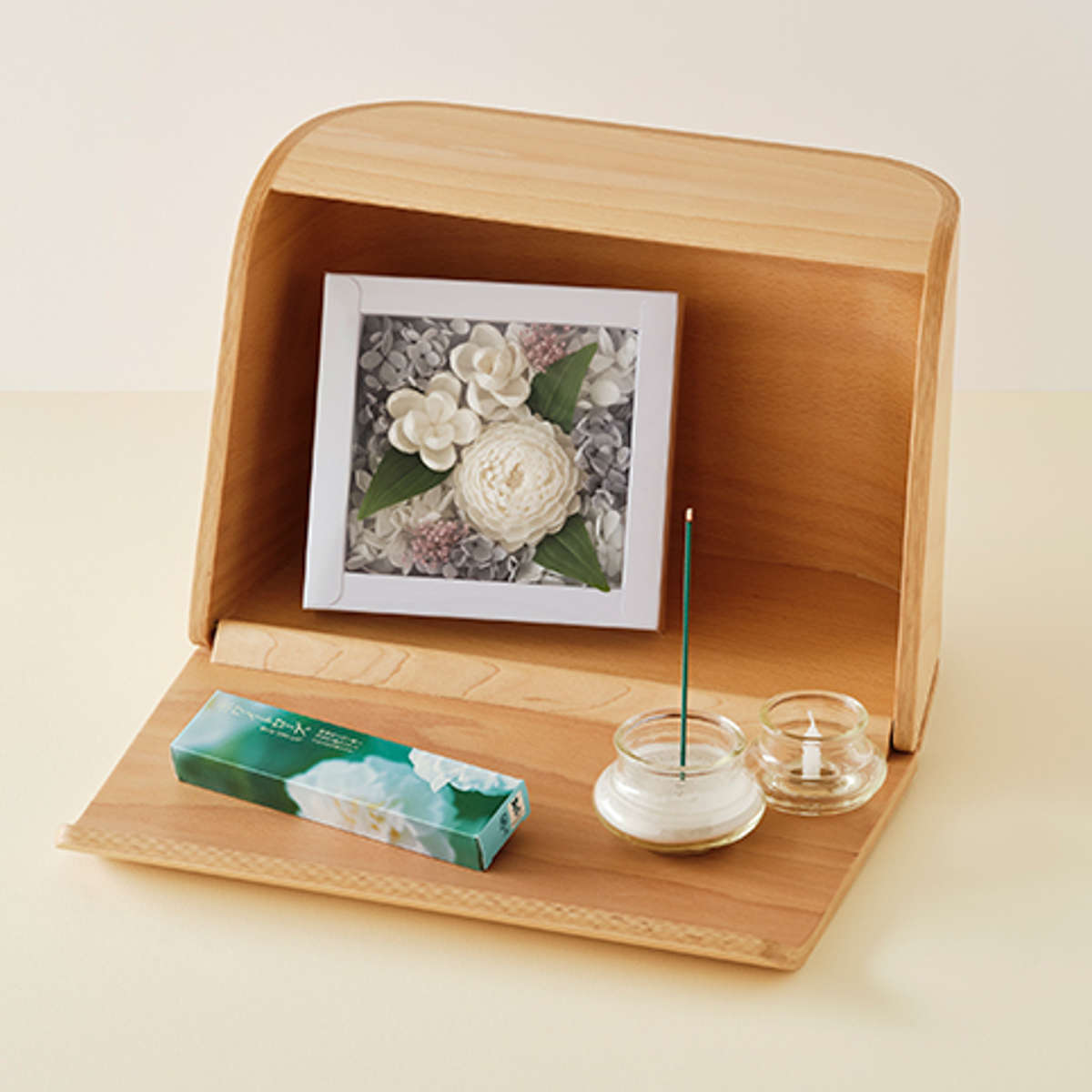 線香 セット かたりべ 飾れる フラワーボックス ギフト アレンジメントフラワー ( ギフトセット お線香 フラワー 進物線香 進物用 煙少なめ 日本香堂 お供え 香典 法事 仏壇 仏前 お墓参り 喪中見舞い 新盆 お盆 贈答 箱入り )