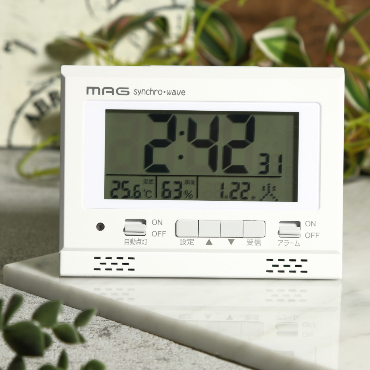 目覚まし時計 MAG 電波自動点灯目覚まし時計 ライトル （ 時計 電波時計 デジタル時計 置き時計 置時計 とけい クロック コンパクト  めざまし時計 アラームクロック 温度 湿度計 ライト機能 シンプル 赤ちゃん 高齢者 室内環境 ）
