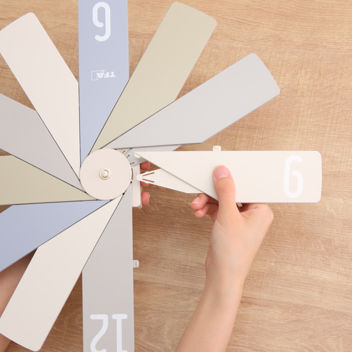 掛け時計 CLOCK IN THE BOX MAG 静音 ノア精密 ウォールクロック ( 時計 壁掛け デザイナーズ 薄型 静か 秒針なし 軽量 アナログ時計 デザイン 壁掛け時計 壁時計 掛時計 軽い 直径40cm おしゃれ アナログ 音がしない ) 【グリーン】 グリーン