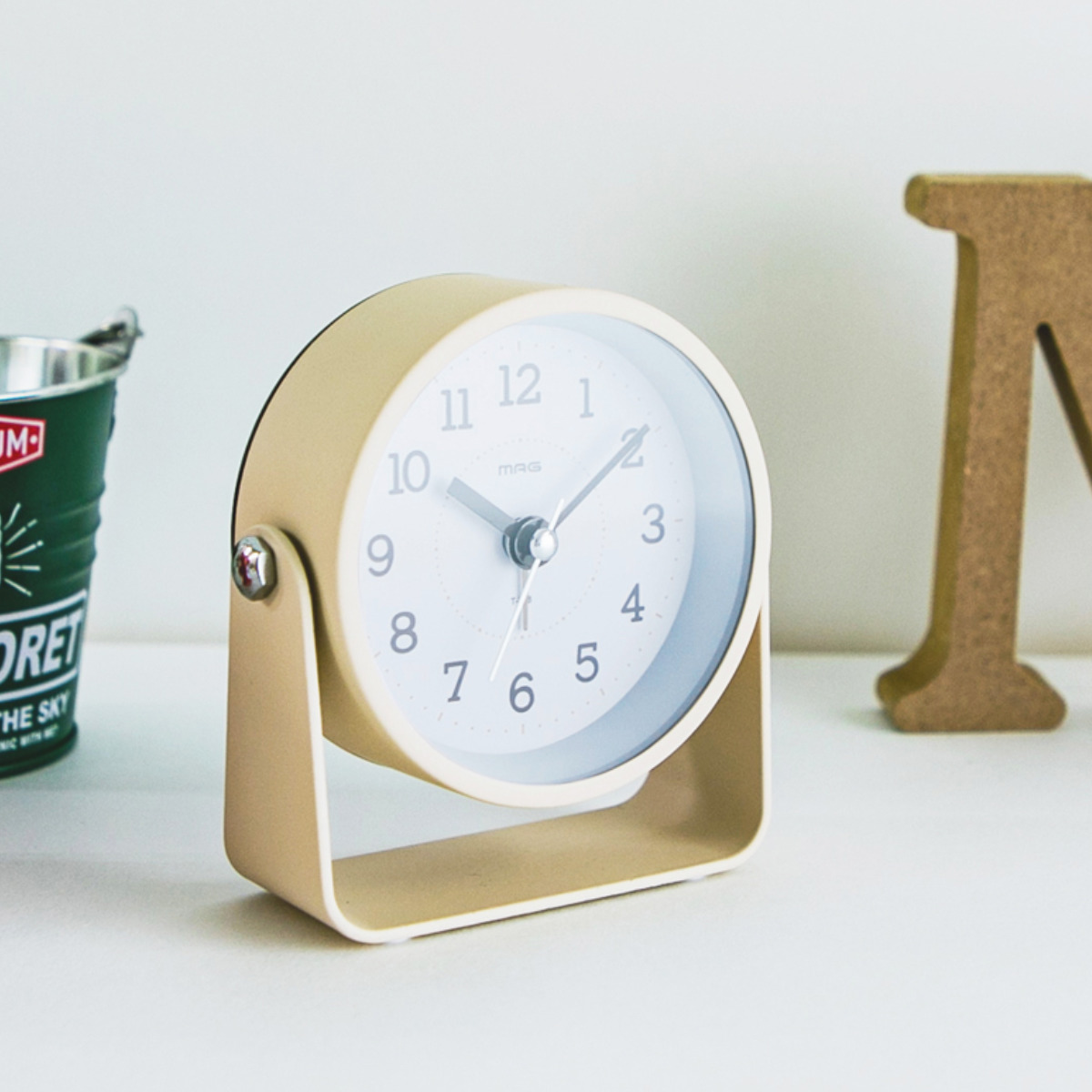 置き時計 モナカ MAG 連続秒針 目覚まし時計 ( 時計 置時計 卓上 静か アラーム スヌーズ コンパクト 幅10cm ライト 置き型 角度調整 電子音 インテリア くすみカラー 寝室 トイレ 洗面 おしゃれ かわいい マンガン電池 単三電池 ) 【グレー】 グレー