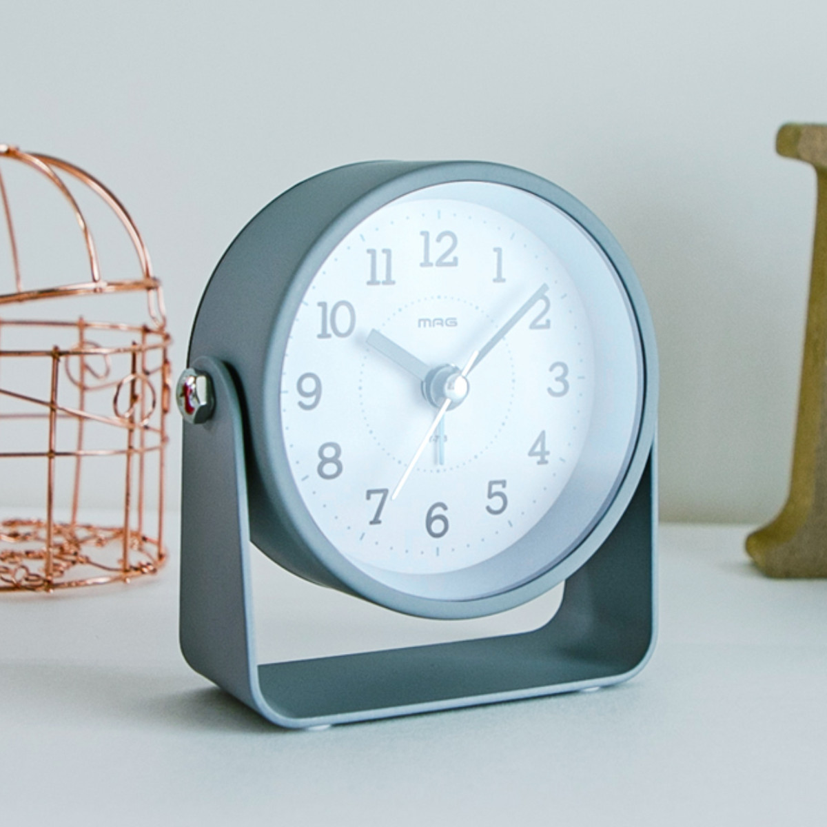 置き時計 モナカ MAG 連続秒針 目覚まし時計 ( 時計 置時計 卓上 静か アラーム スヌーズ コンパクト 幅10cm ライト 置き型 角度調整 電子音 インテリア くすみカラー 寝室 トイレ 洗面 おしゃれ かわいい マンガン電池 単三電池 ) 【グレー】 グレー