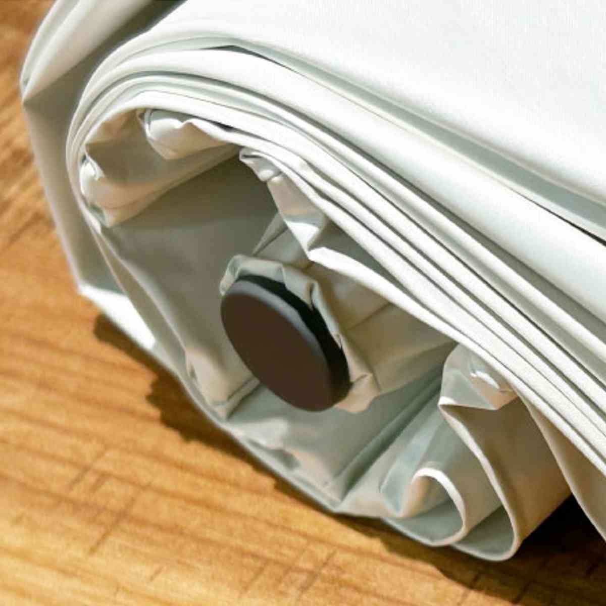 折りたたみ傘 innovator スリム 晴雨兼用 手開き式 60cm ( 傘 折り畳み傘 メンズ レディース かさ おしゃれ 北欧 無地 雨傘 UVカット 100% 撥水 遮熱 遮光 日焼け防止 UV対策 暑さ対策 カサ アンブレラ 通勤 通学 カラビナ付き ) 【ペールグリーン】 ペールグリーン