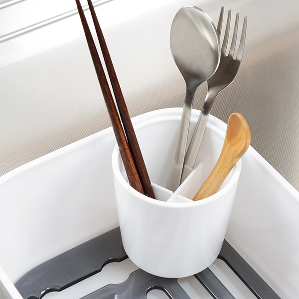 水切りラック 排水ノズル付き ディッシュラック スマートホーム2 プラスチック製 ( 水切りかご 水切りカゴ 水切りバスケット シンクサイド 水切り カトラリーポケット付き 自動排水 水捨て不要 キッチン収納 ) 【ホワイト】 ホワイト