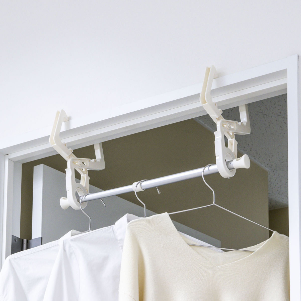室内物干し フック クロスフック 鴨居・ドア枠用 伸縮ポール付 部屋干し 2個組 （ 物干し 鴨居 ドア枠 洗濯物干し 洗濯 室内干し 竿付き かもい ドア 洗濯フック 室内 屋内 カモイ 梅雨 花粉 便利 洗濯用品 ）