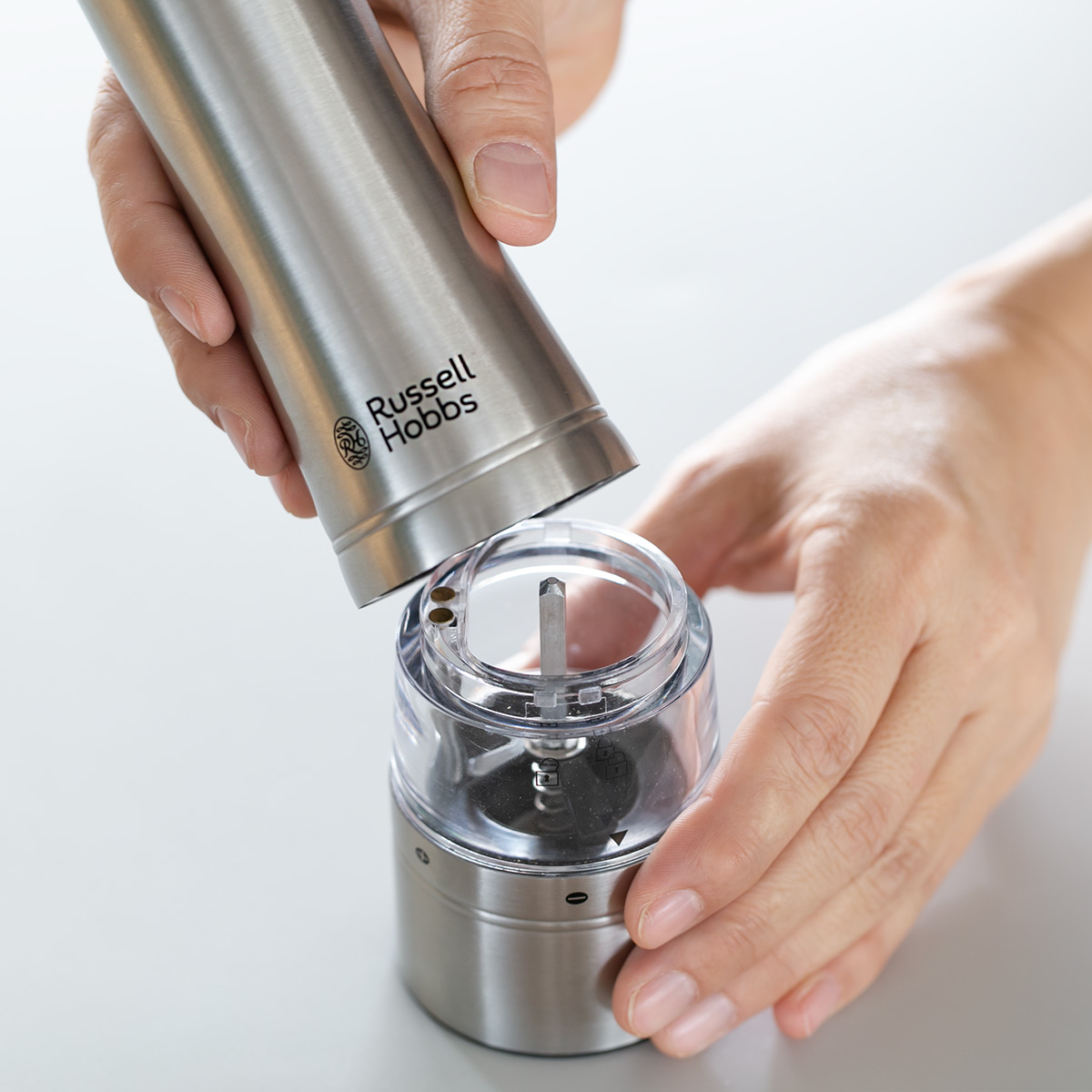 Russell Hobbs 電動ミル 2本セット 木製スタンド付き ソルト&ペッパーミル ( ラッセルホブス ミル 2個 LEDライト 電池式 ソルトミル ペッパーミル ワンプッシュ セラミック刃 ウッドスタンド付き 胡椒 岩塩 )