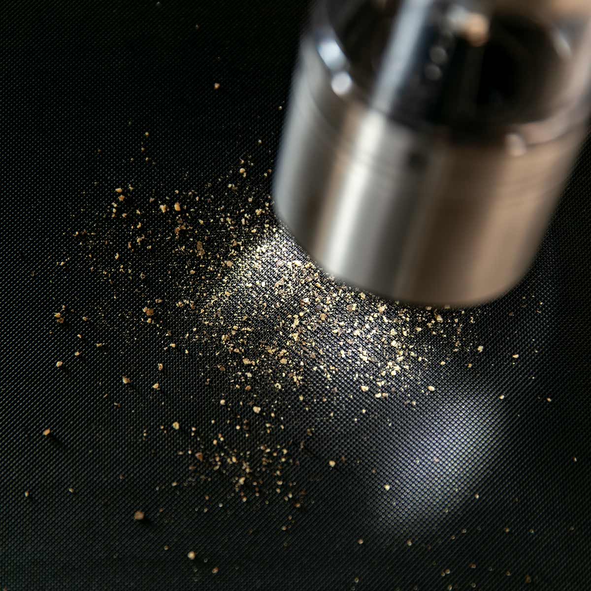 Russell Hobbs 電動ミル 2本セット 木製スタンド付き ソルト&ペッパーミル ( ラッセルホブス ミル 2個 LEDライト 電池式 ソルトミル ペッパーミル ワンプッシュ セラミック刃 ウッドスタンド付き 胡椒 岩塩 )