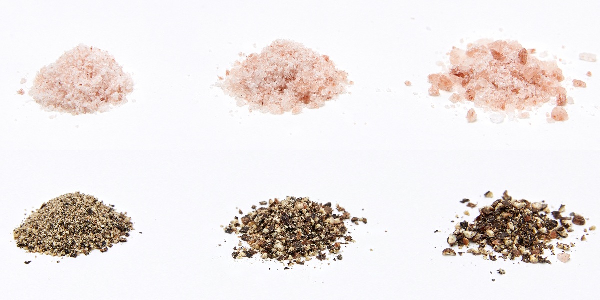 Russell Hobbs 電動ミル ミニ 2本セット 木製スタンド付き ソルト&ペッパーミル ( ラッセルホブス ミル 2個 LEDライト 電池式 ソルトミル ワンプッシュ セラミック刃 ウッドスタンド付き 小さめ 胡椒 岩塩 ) 【ブラック】 ブラック